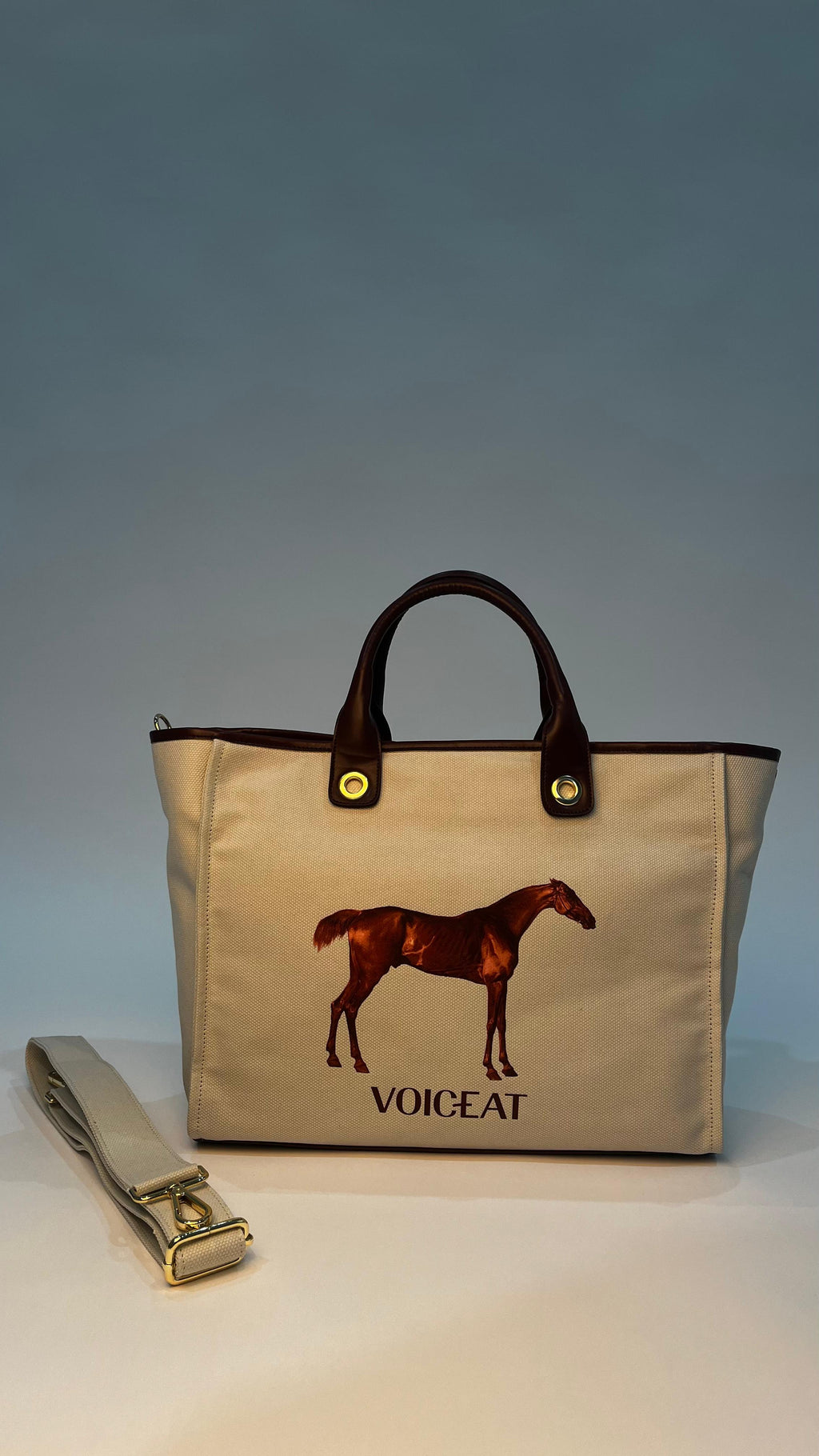 L'irresistibile fascino della Horse bag di Voiceat. Vincente il connubio tra stile, arte, ed etica.